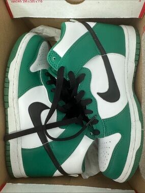 Nike Dunks Size 5.5Y as is